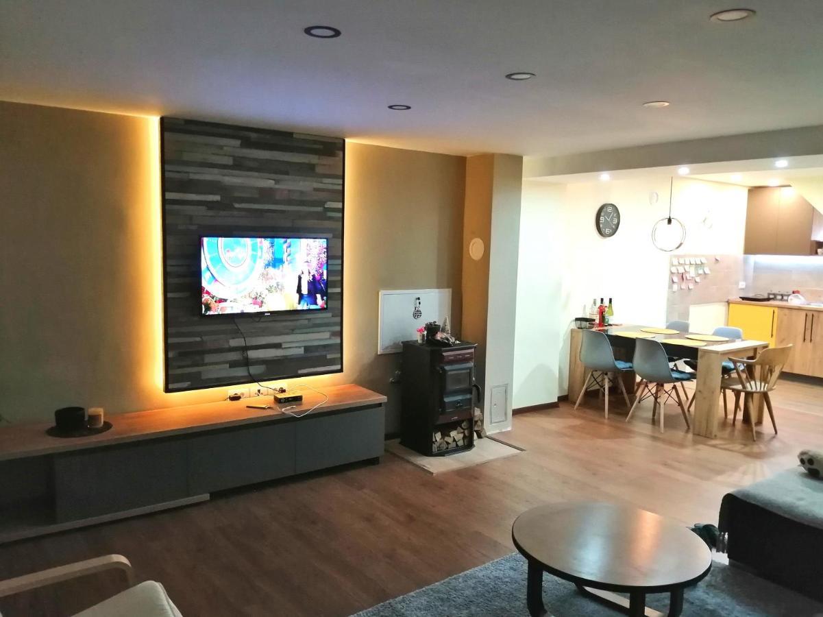 Nikas Apartman Donji Milanovac Bagian luar foto